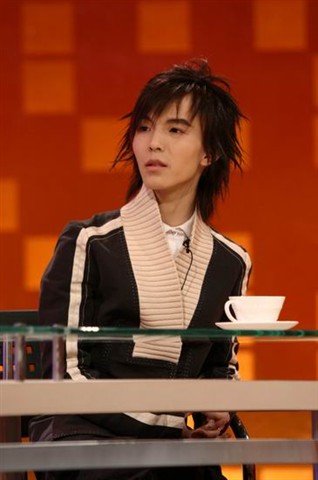 这部剽窃的作品为郭敬明在赚取无数少女的眼泪和仰慕的同时也赚来滚滚